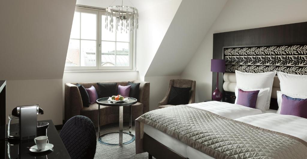 Postel nebo postele na pokoji v ubytování Steigenberger Icon Grandhotel Handelshof Leipzig