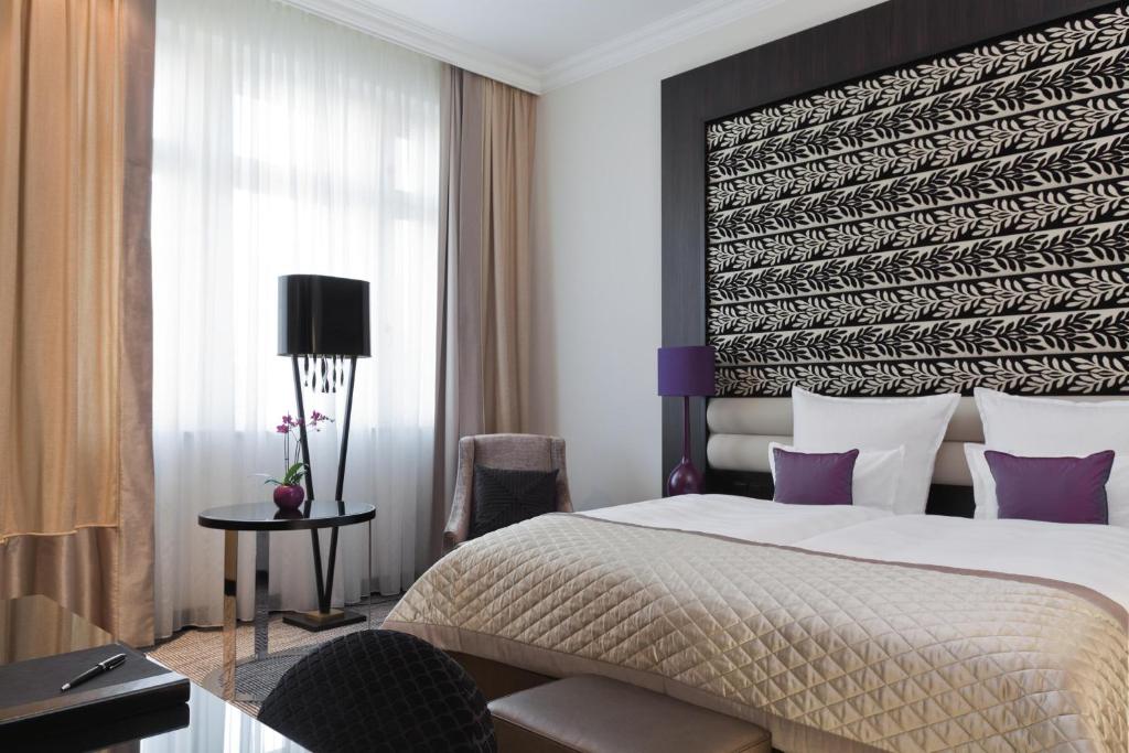 Postel nebo postele na pokoji v ubytování Steigenberger Icon Grandhotel Handelshof Leipzig