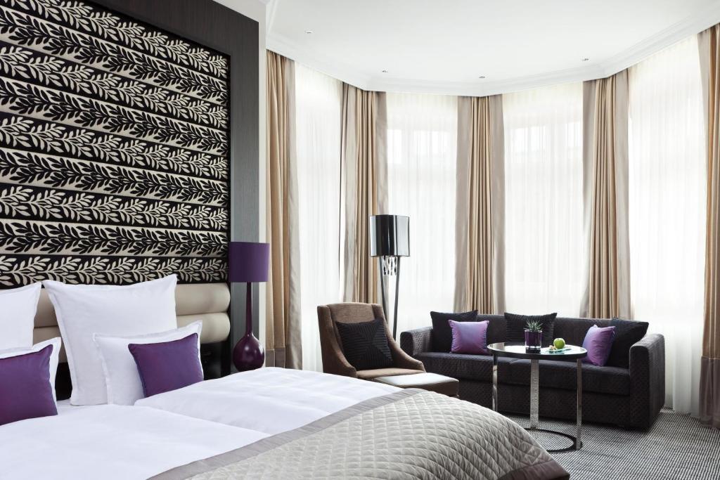Postel nebo postele na pokoji v ubytování Steigenberger Icon Grandhotel Handelshof Leipzig