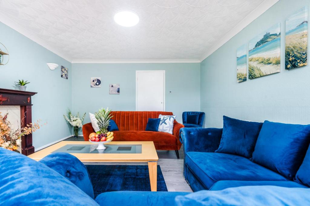 - un salon avec des canapés bleus et une table basse dans l'établissement Laurel Luxury Business, Families, Harrry Porter, Industrial Area, à Hemel Hempstead