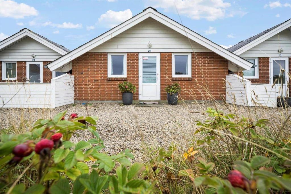 una casa de ladrillo con una puerta blanca en 0278-Romo-Vestergade-3-Ap-23, en Havneby