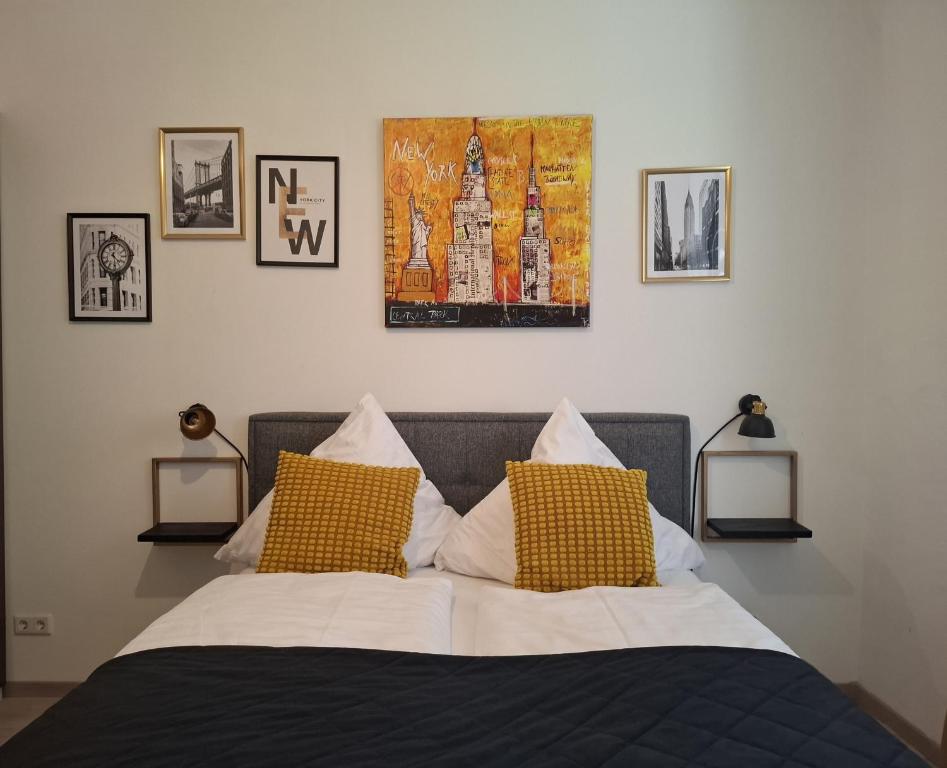 En eller flere senge i et værelse på Urban-Chic-Zentral-Bahnhof-Altstadt-Mediapaket-W2