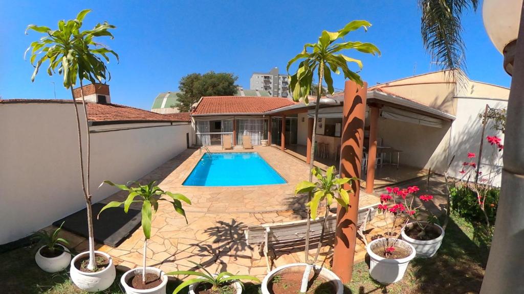 a swimming pool in the backyard of a house at Casa com área de lazer completa in Ribeirão Preto