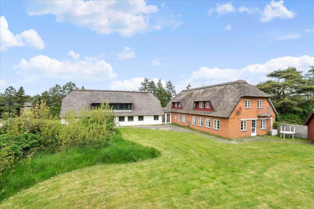 een groot huis met een groot grasveld bij 0397-Romo-Engvej-40 in Rømø Kirkeby