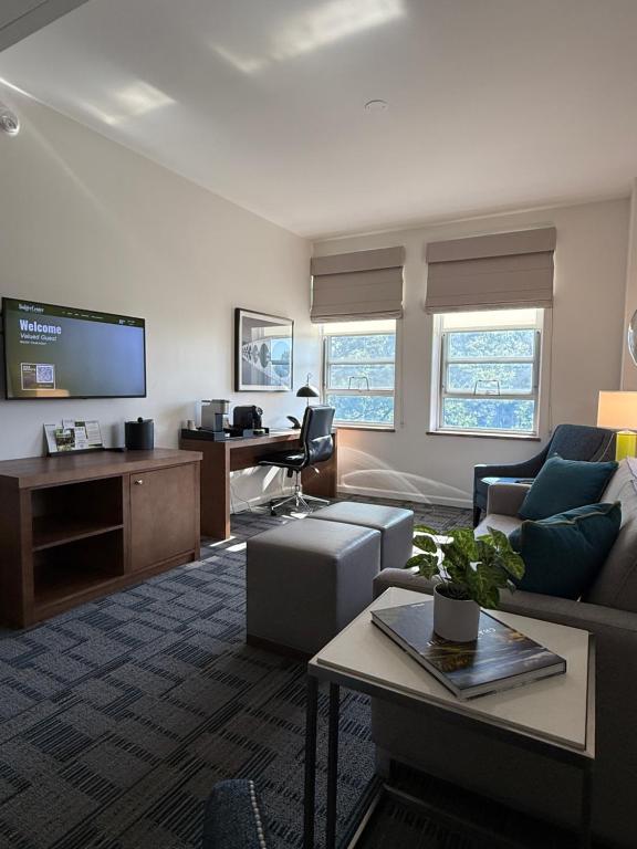 Bolger Hotel and Conference Center - Suite
