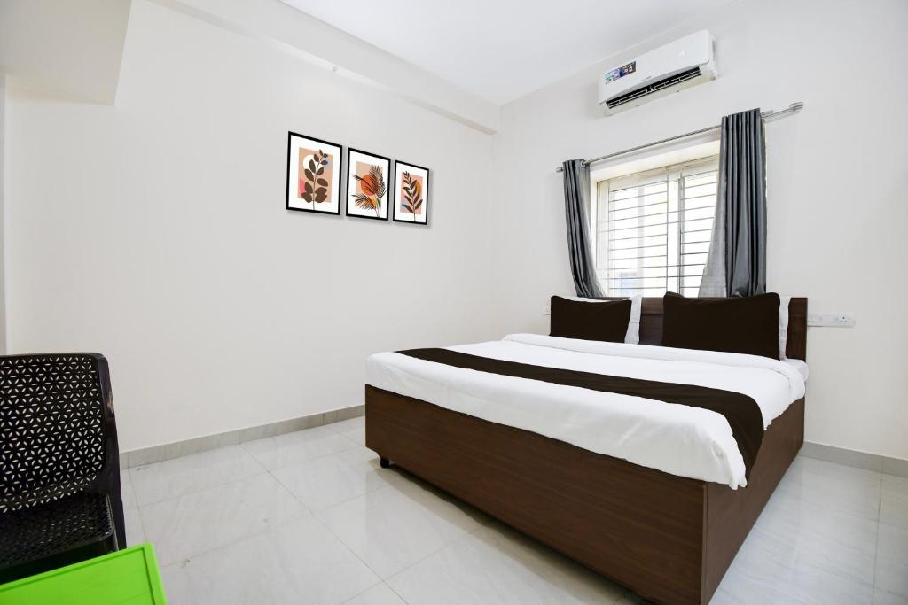 un dormitorio con una cama grande en una habitación en Hotel O AMRITA PREMIUM, en Bhubaneshwar