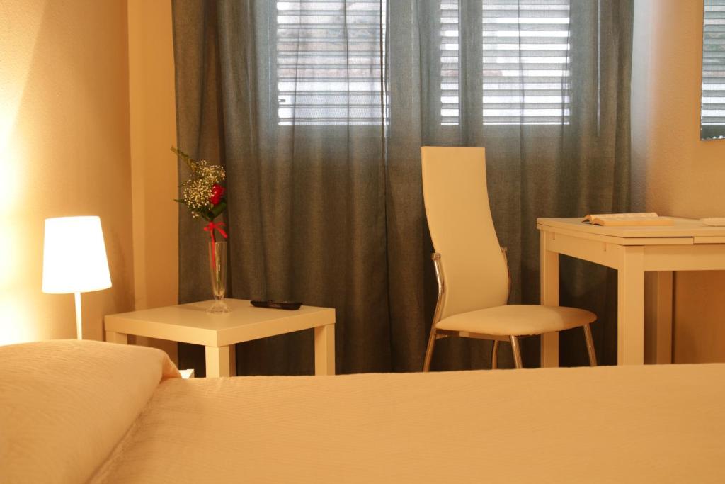 カザラーノにあるLA PERGOLA OSPITALITA'のベッドルーム1室(ベッド1台、デスク、テーブル、椅子付)