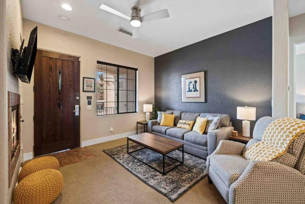 un salon avec un canapé et une table dans l'établissement La Quinta 1 Bd, Sleeps 4, Pool, Hot Tub, Coachella, à La Quinta