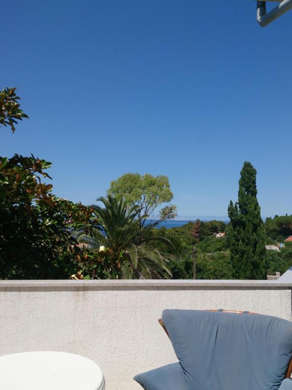 Vom Balkon eines Hauses genießen Sie Meerblick. in der Unterkunft Apartment PinoAppLosinj in Veli Lošinj