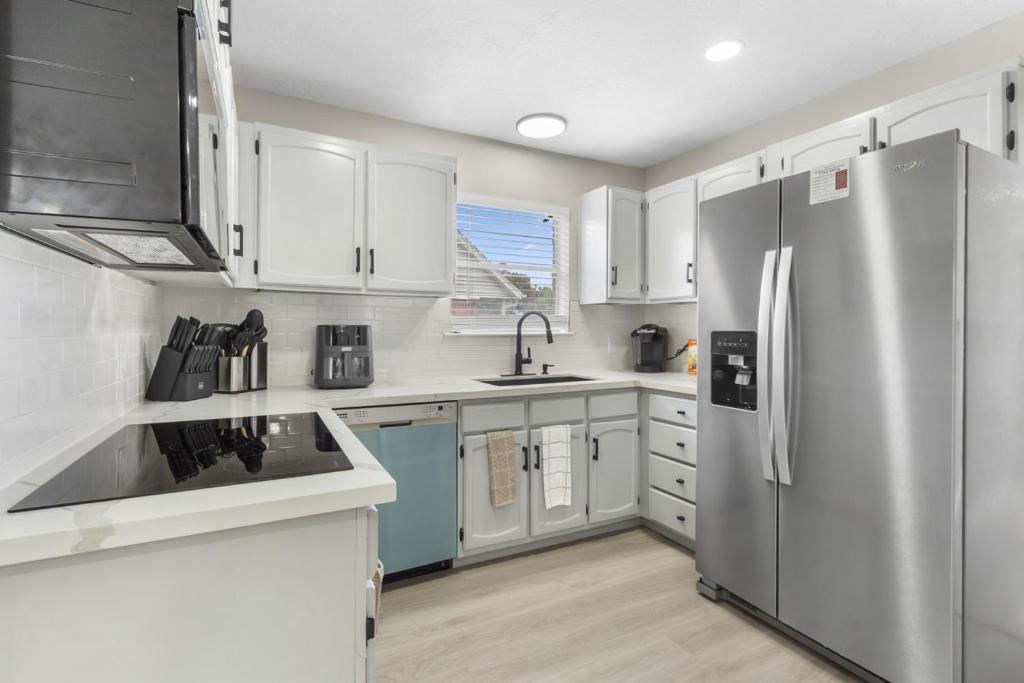 Η κουζίνα ή μικρή κουζίνα στο Spacious 4BR Family Home in Missouri City