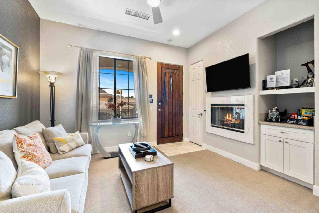 Nhà bếp/bếp nhỏ tại Modern La Quinta 1BR Condo w Pool Kitchen Hot Tub