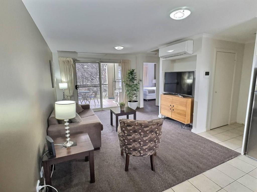 Μια τηλεόραση ή/και κέντρο ψυχαγωγίας στο Peaceful 1 Bedroom City