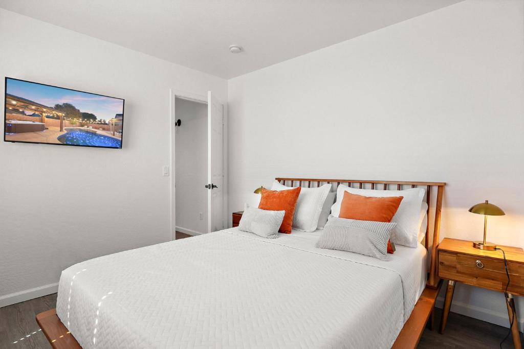 Postel nebo postele na pokoji v ubytování Float Fun Retreat Pool Hot Tub Fire Pit Foosball Pool Table