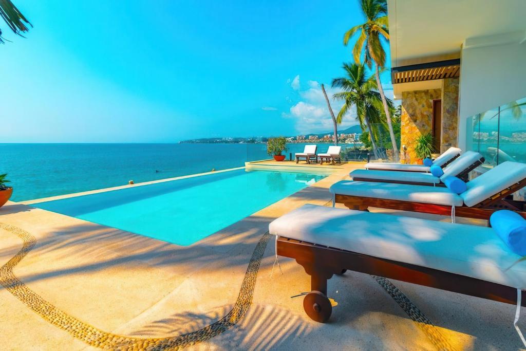 Πισίνα στο ή κοντά στο Luxury Beachfront Escape with Rooftop Pool - Views