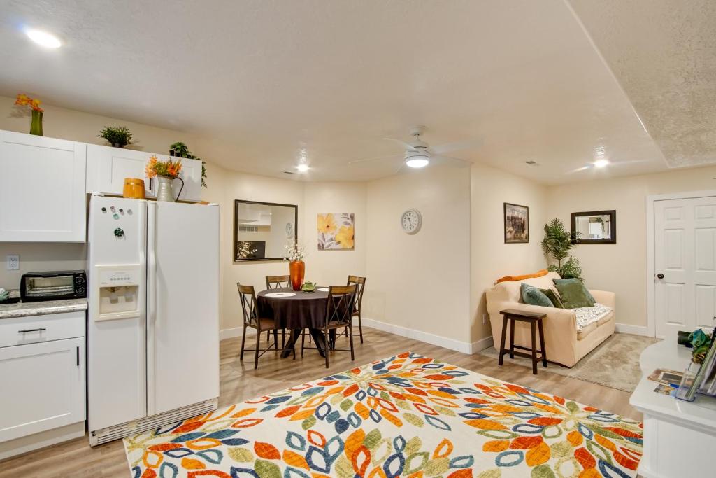 Il dispose d'une cuisine et d'un salon avec une table et un réfrigérateur. dans l'établissement The Green Dragon Near Hiking and Dtwn Cedar City!, à Cedar City