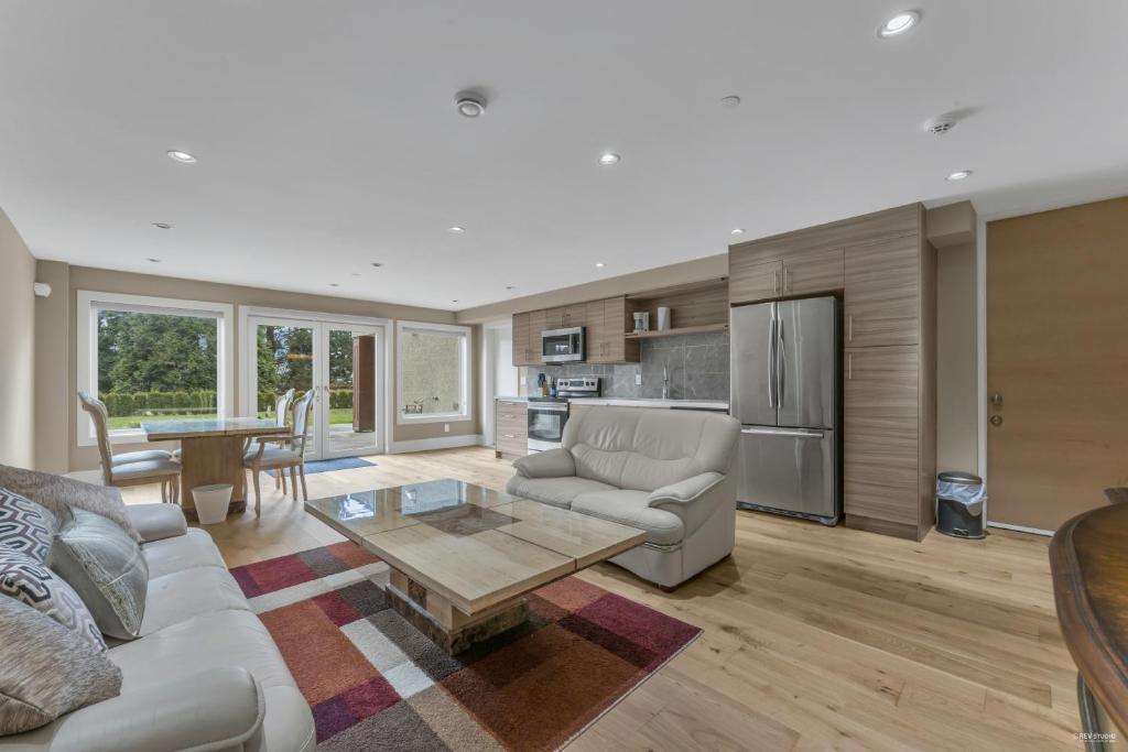 Η κουζίνα ή μικρή κουζίνα στο West Vancouver 1 Bedroom Suite Garden View by Moonlight B&B