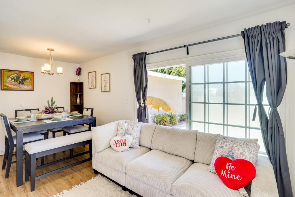 ein Wohnzimmer mit Sofa und Tisch in der Unterkunft Explore SoCal! Cozy Retreat Near Disney and Beaches in Westminster