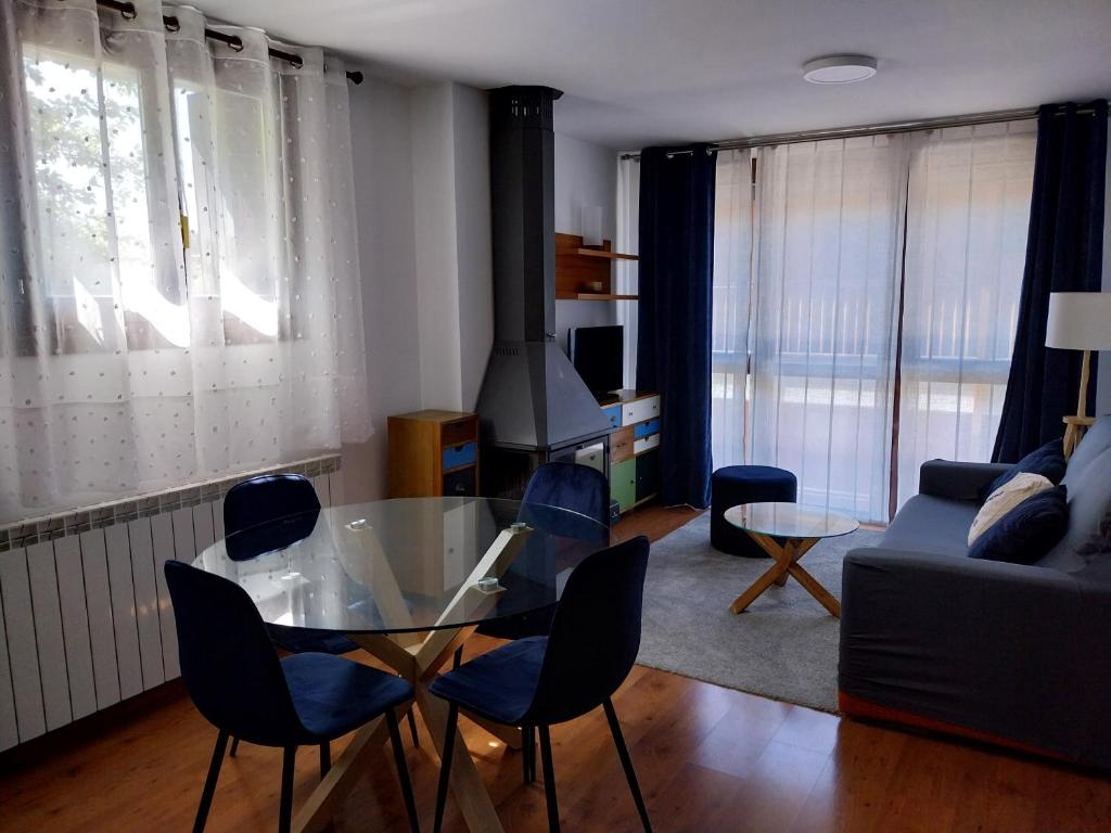 トラマカスティリャ・デ・テナにあるCASA MARTINのガラスのテーブルと椅子のあるリビングルーム