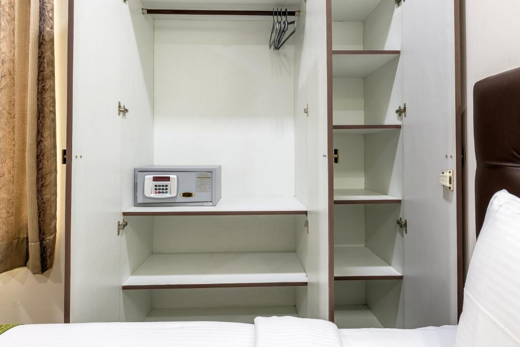 Postel nebo postele na pokoji v ubytování Hotel Mount Kailash Suites