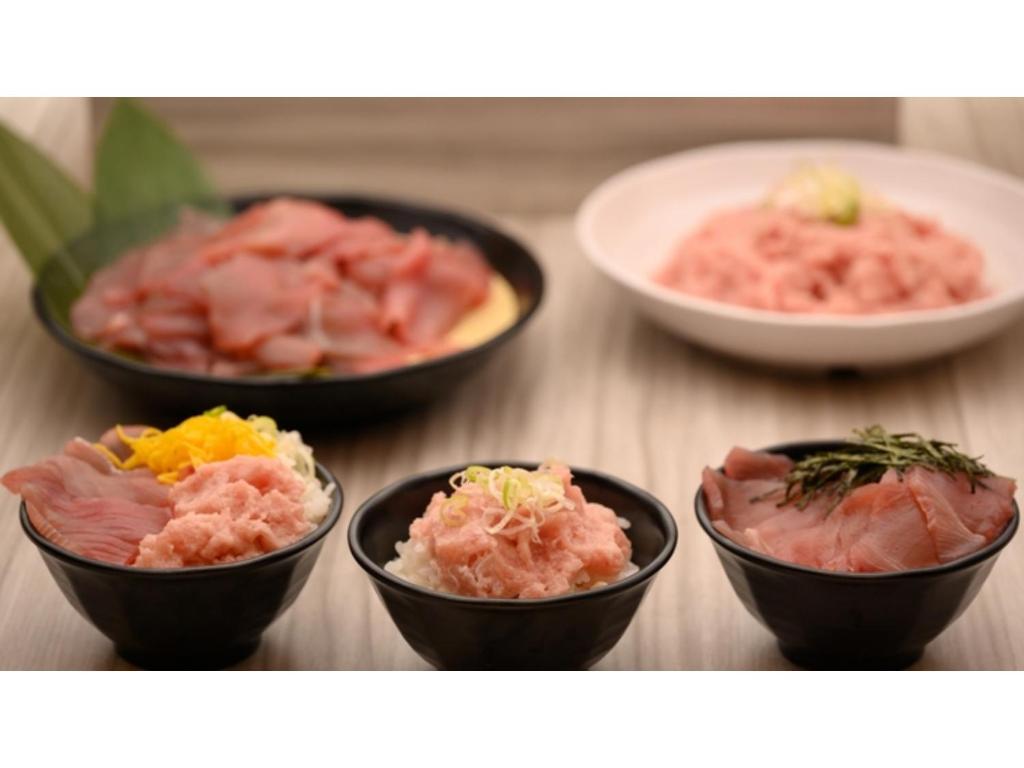 金沢市にあるSmile Hotel Kanazawa Nishiguchi Ekimae - Vacation STAY 24204vの木のテーブルの上に置かれた4つの小さなボウルの食べ物