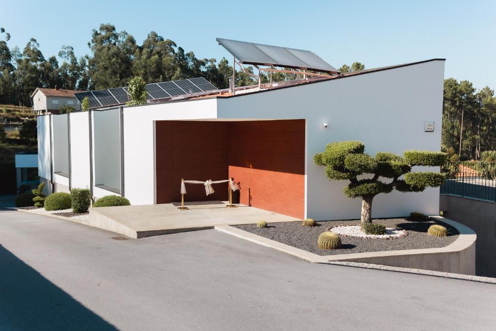 アマランテにあるMaison Valeのソーラーパネル付きの家