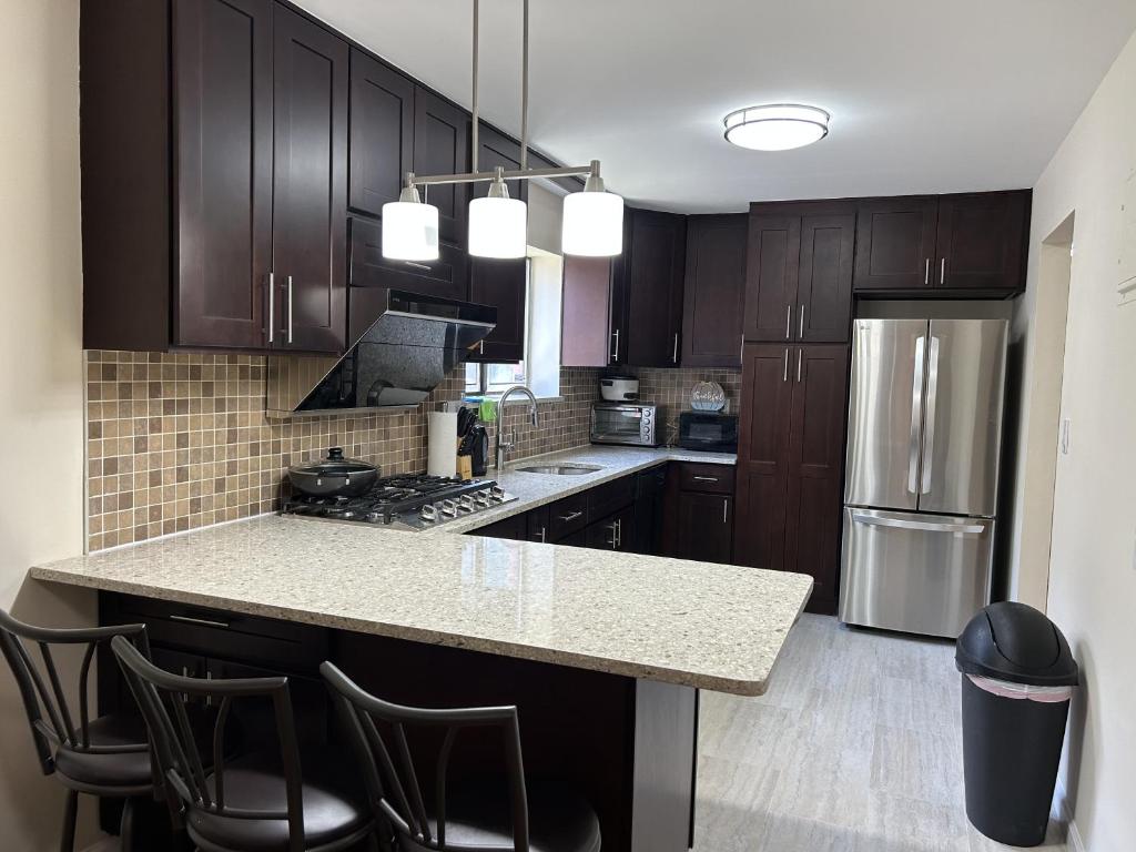Kuchyň nebo kuchyňský kout v ubytování NYC Bayside LIRR Cozy Suite
