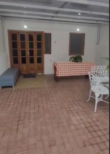 a living room with a couch and a table and chairs at Casa Colibris - Centro Histórico de Mucugê in Mucugê