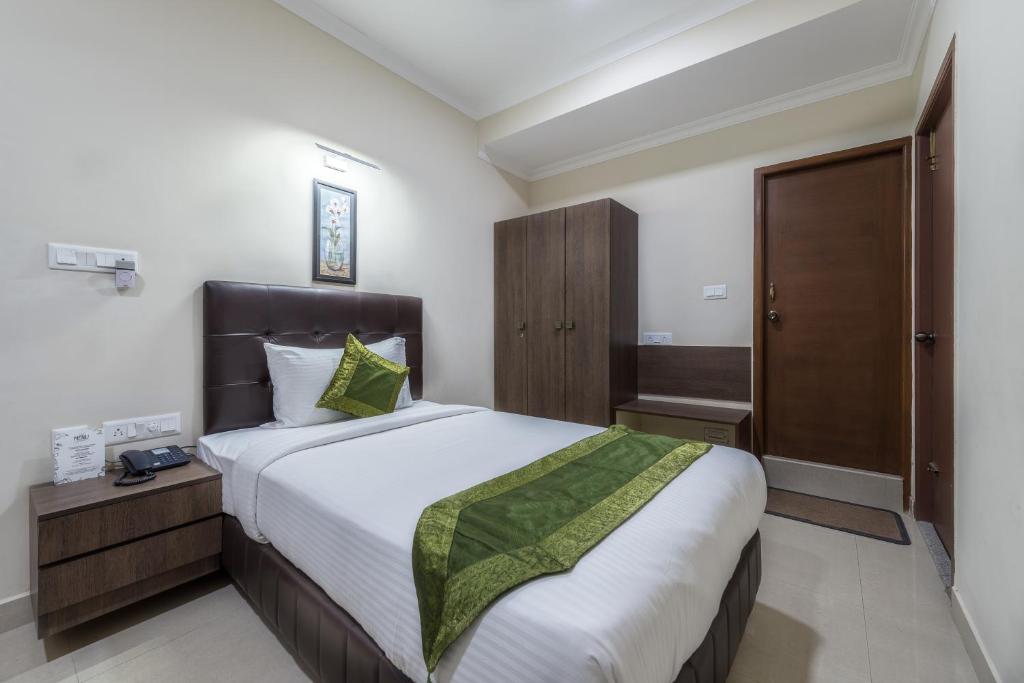 Postel nebo postele na pokoji v ubytování Hotel Mount Kailash Suites