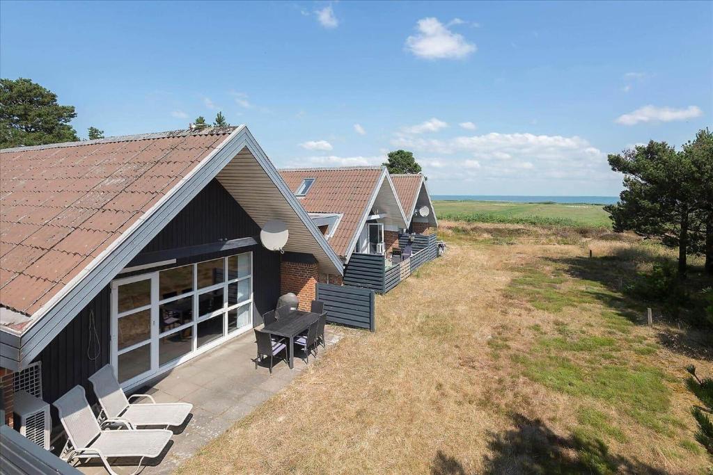 an overhead view of a house with a patio at 0273-Romo-Lyngvejen-63-B in Rømø Kirkeby