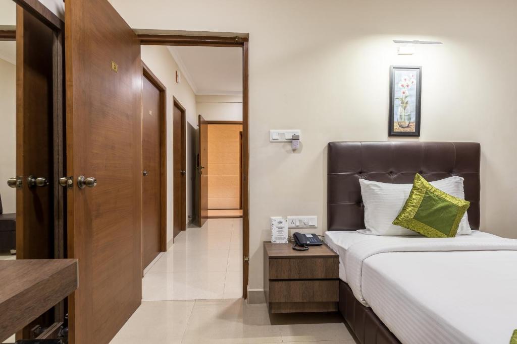 Postel nebo postele na pokoji v ubytování Hotel Mount Kailash Suites