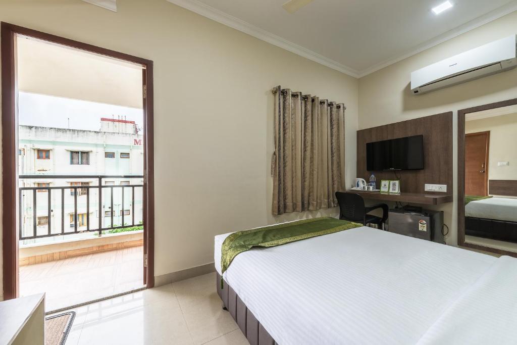 Postel nebo postele na pokoji v ubytování Hotel Mount Kailash Suites