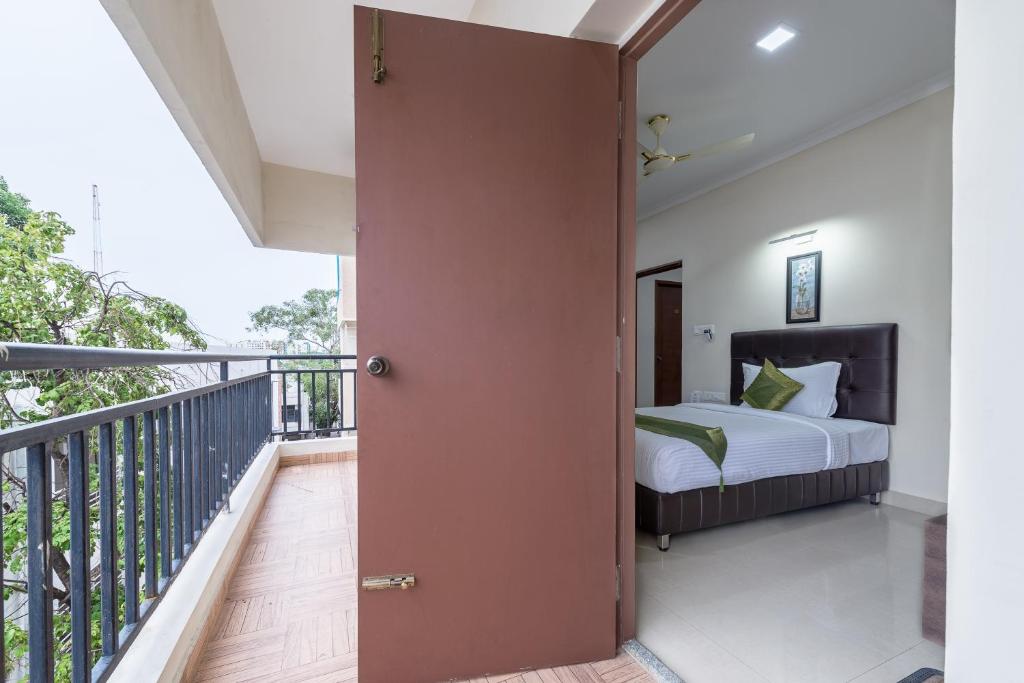 Postel nebo postele na pokoji v ubytování Hotel Mount Kailash Suites