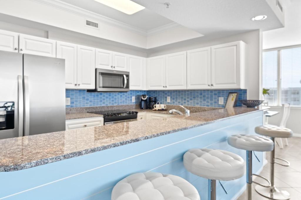 Image showcasing Destin West Osprey PH03 - Penthouse - Rooftop Terrace - Private Hot Tub ...