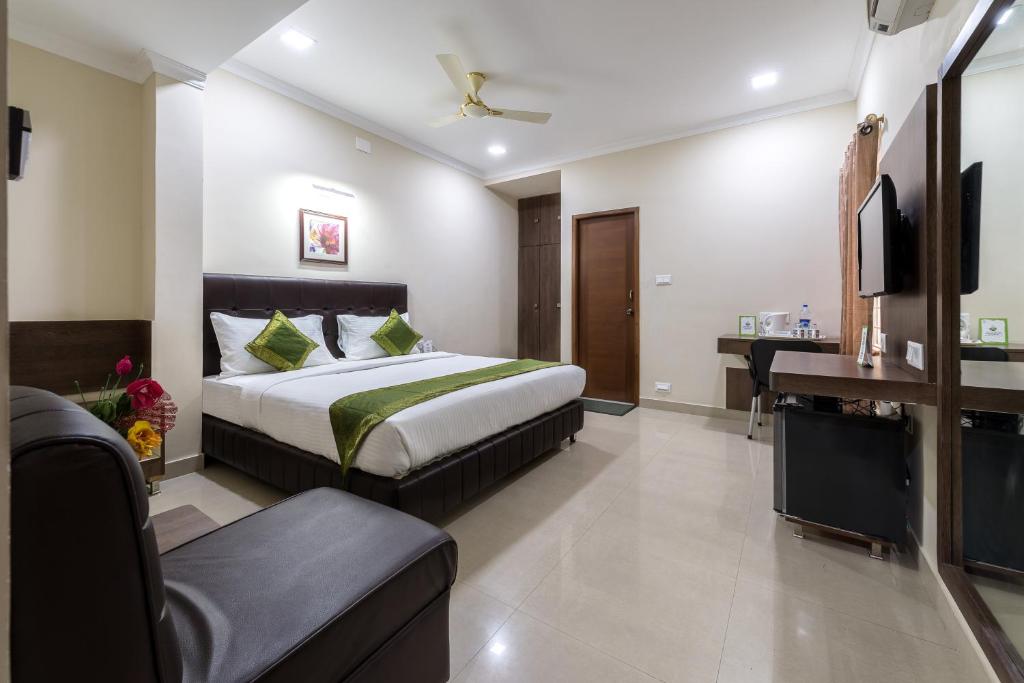 Postel nebo postele na pokoji v ubytování Hotel Mount Kailash Suites