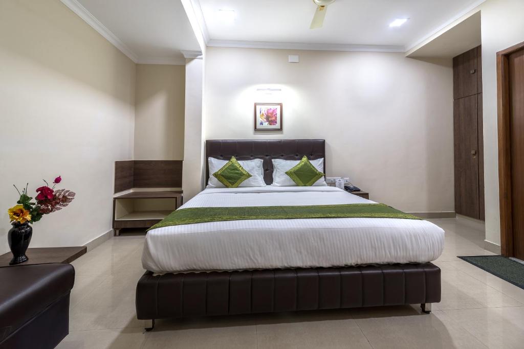 Postel nebo postele na pokoji v ubytování Hotel Mount Kailash Suites