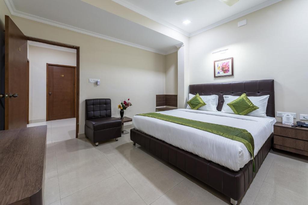 Postel nebo postele na pokoji v ubytování Hotel Mount Kailash Suites
