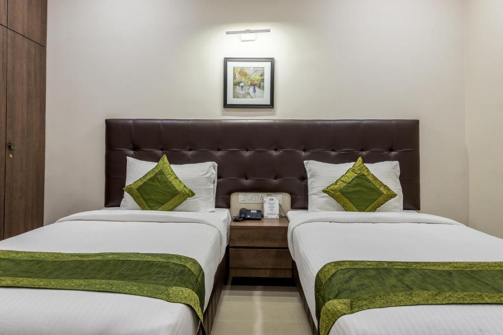 Postel nebo postele na pokoji v ubytování Hotel Mount Kailash Suites