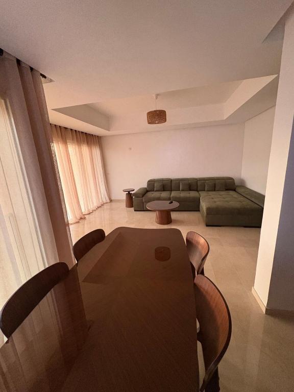 Ruang duduk di Couple's Beach Getaway - Taghazout Bay