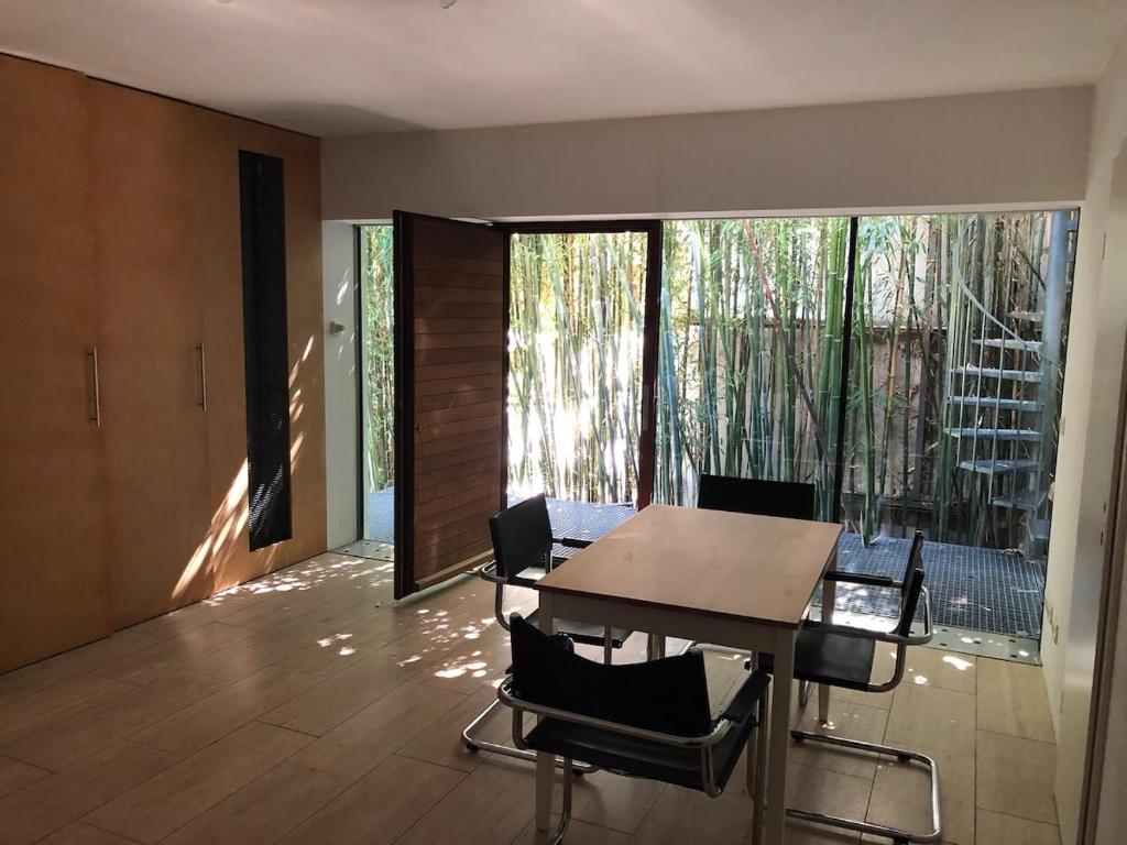 una sala da pranzo con tavolo e sedie in legno di Ferienhaus im Odenwald a Modautal