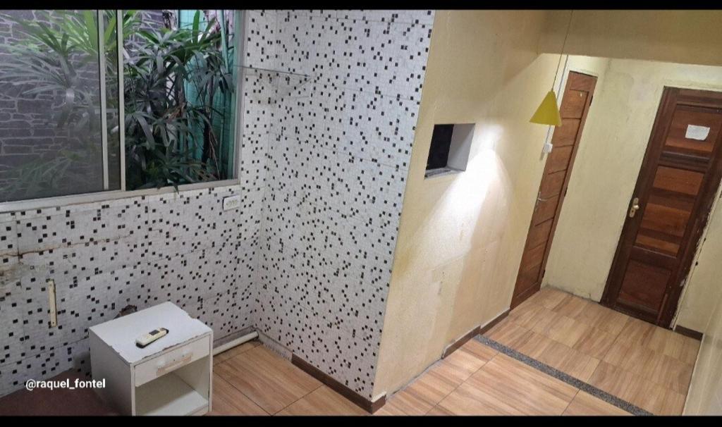 a room with a white and black patterned wall at Apartamento Compacto in Ananindeua