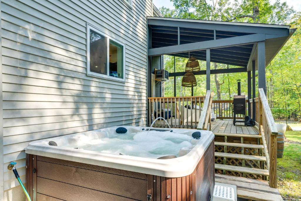 una vasca idromassaggio sul lato di una casa di Private Yard, Playset Family Home in Penn Estates a East Stroudsburg