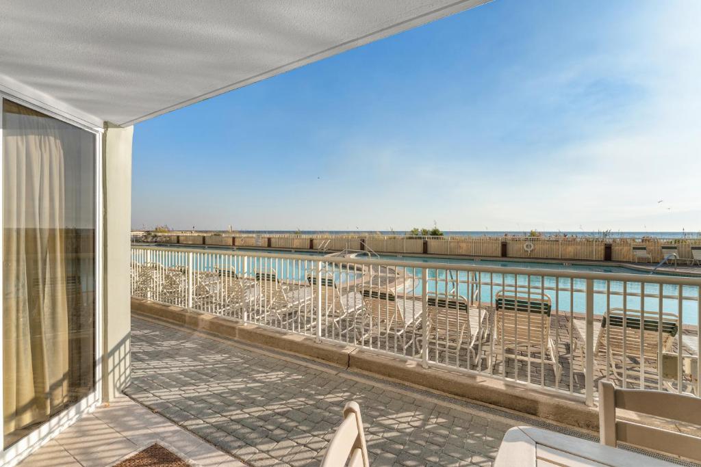 フォート・ウォルトン・ビーチにあるWaters Edge 109 - Ground Floor and Beach Front - Steps to Pool and Sand - Free Beach Svcの海の景色を望むバルコニー(椅子付)