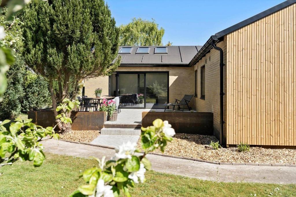 une maison avec un jardin et un bâtiment dans l'établissement 2701-Romo-Klitvejen-18, à Sønderby
