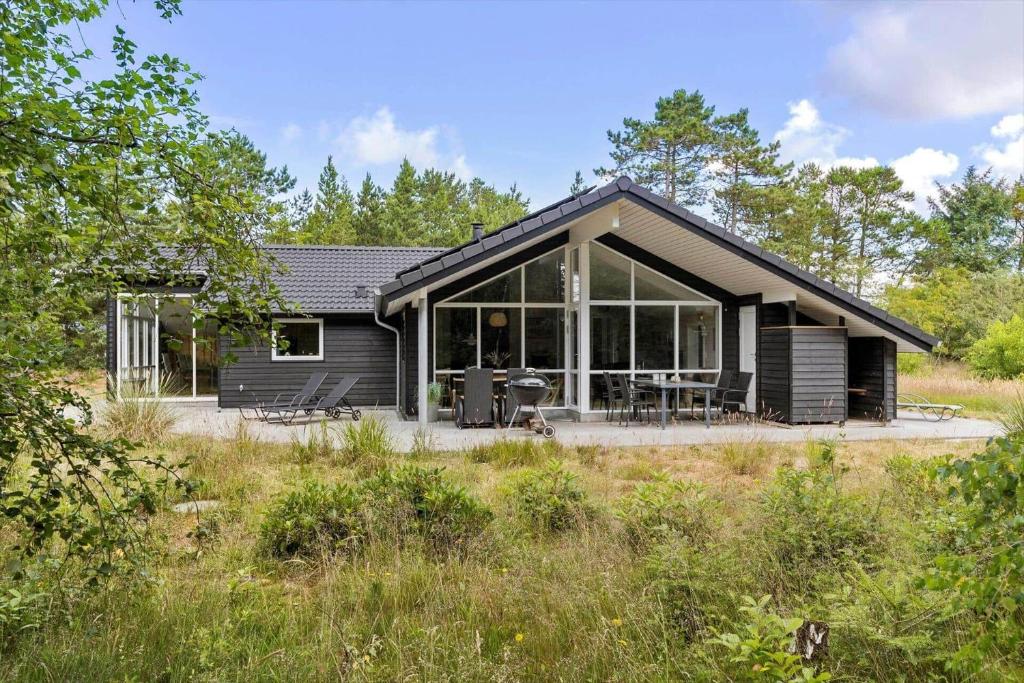 een huis met een grote afgeschermde veranda bij 0308-Romo-Vagtelvej-4 in Mølby