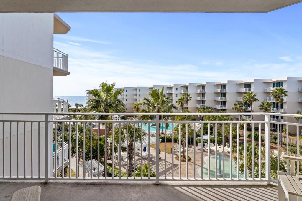 een balkon met uitzicht op een resort bij Waterscape A522 - Beachy-Chic - Beach View - Beach Service in Fort Walton Beach
