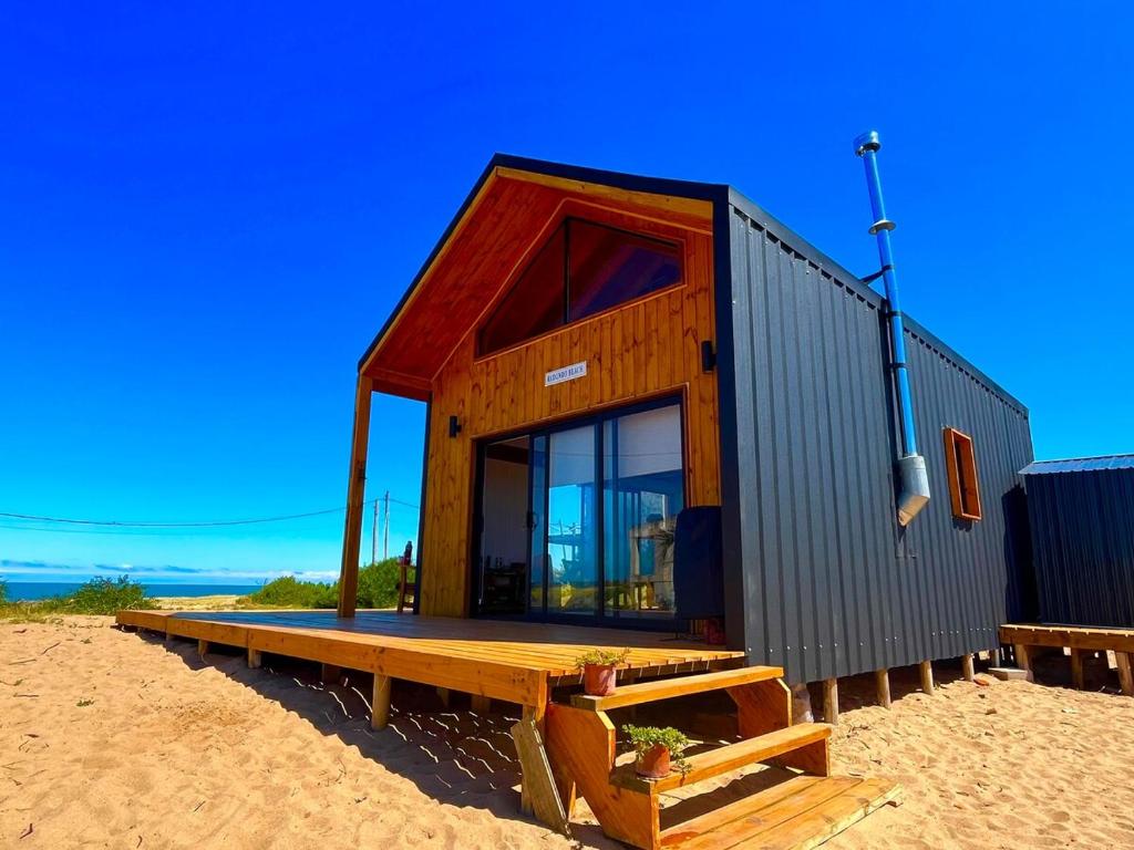 a tiny house on the beach on the sand at Redondo Beach frente al océano in Maldonado