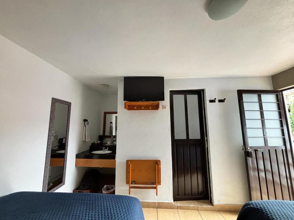 Una televisión o centro de entretenimiento en Hotel bugambilias