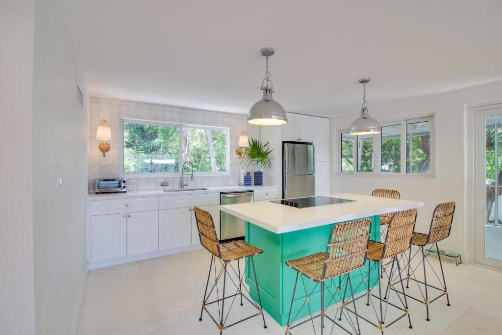 TavernierにあるSteps to Gulf Sleek Top-Floor Apt in Tavernier!の緑豊かな島(バースツール付)のあるキッチン