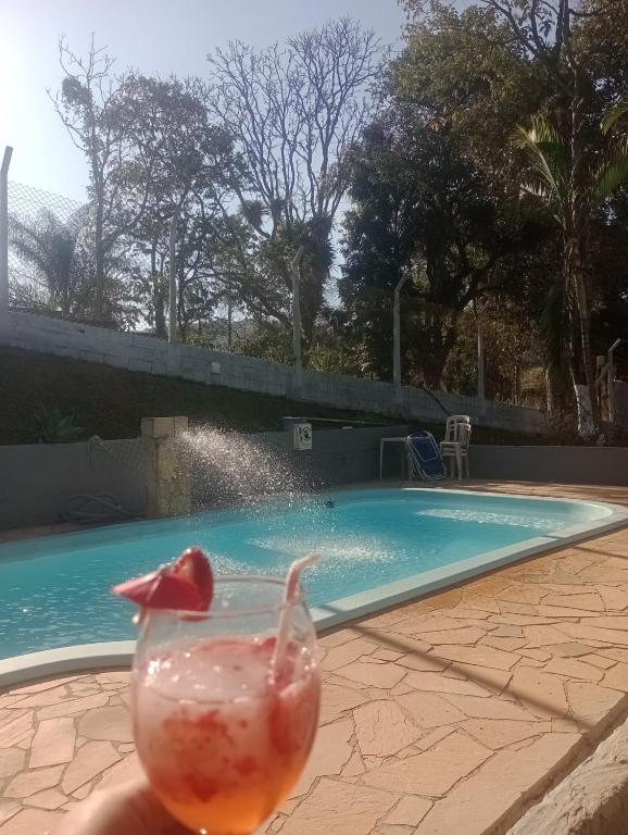 Franco da RochaにあるChácara Mato Dentroのプールの前にある赤いストローの飲み物