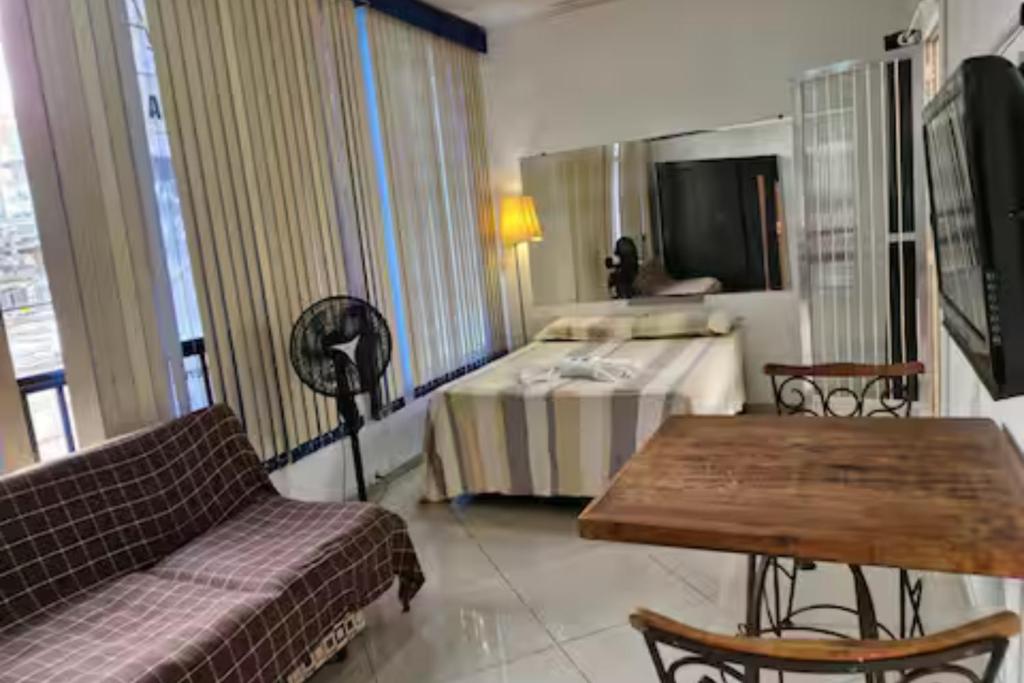 una sala de estar con un sofá y una mesa en Apto203 a 100 mts do Shopping Carioca, Brt e Metrô, en Río de Janeiro